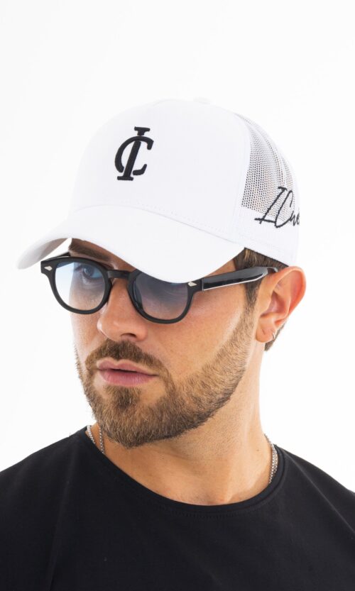 BONÉ BRANCO LOGO PRETO